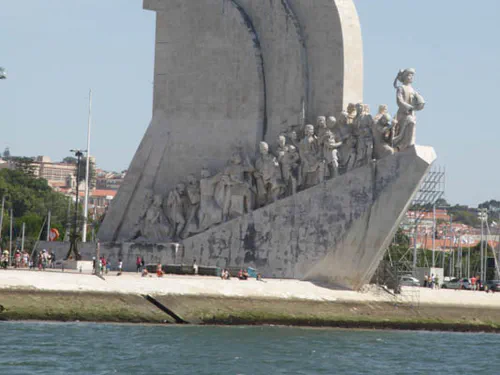 Le monument aux découvreurs depuis le Tage