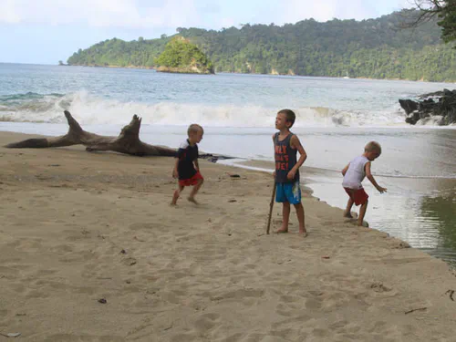 Sur une plage déserte