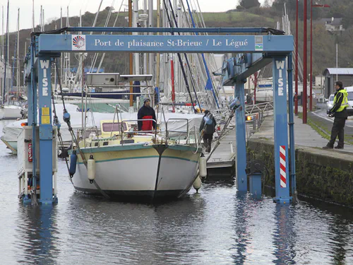 Le bateau dans les sangles de la grue